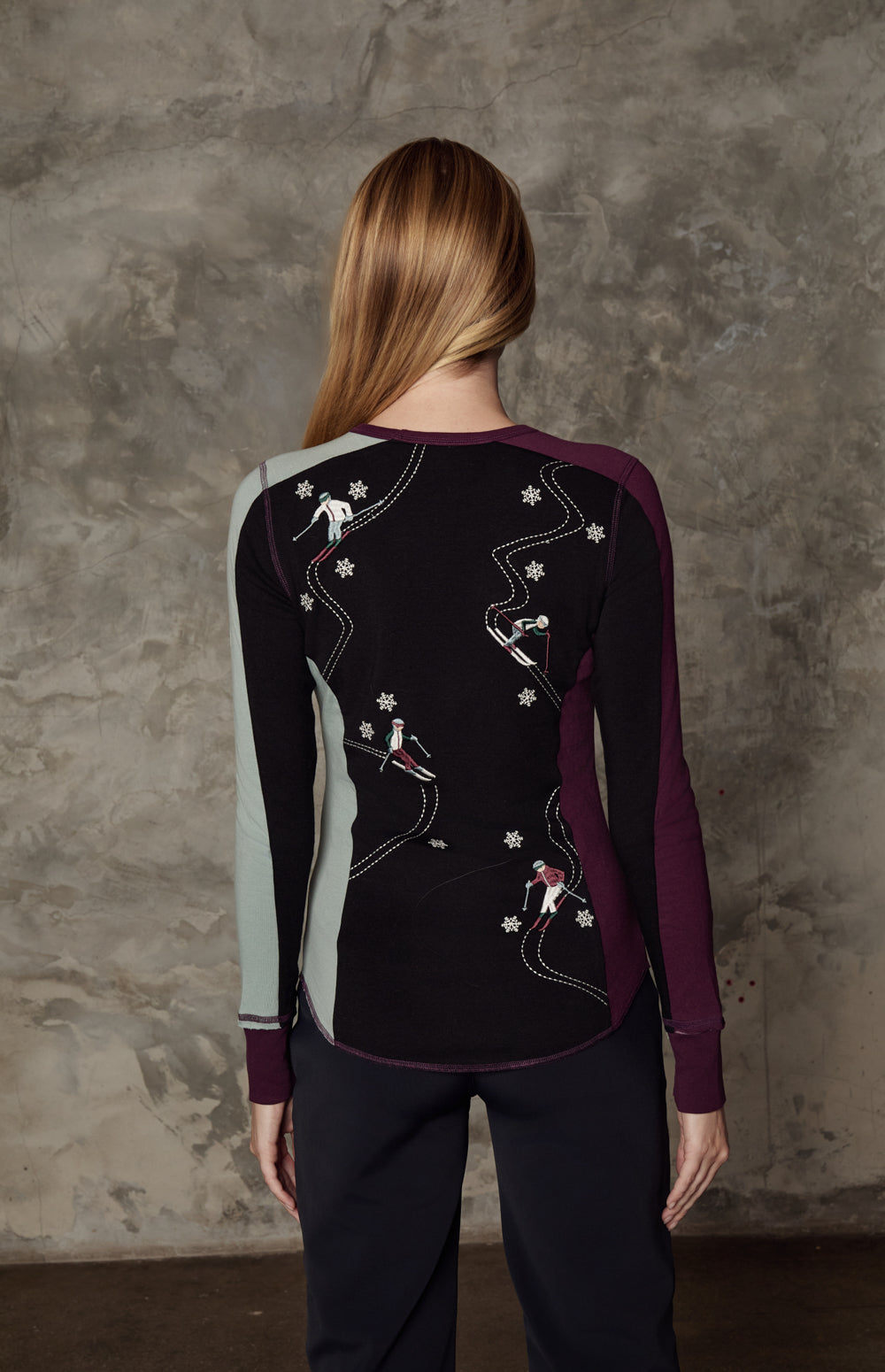 Alp N Rock Jessica Crew, longsleeve black crew neck shirt for women with embroidered skiers and colorblock sleeves
